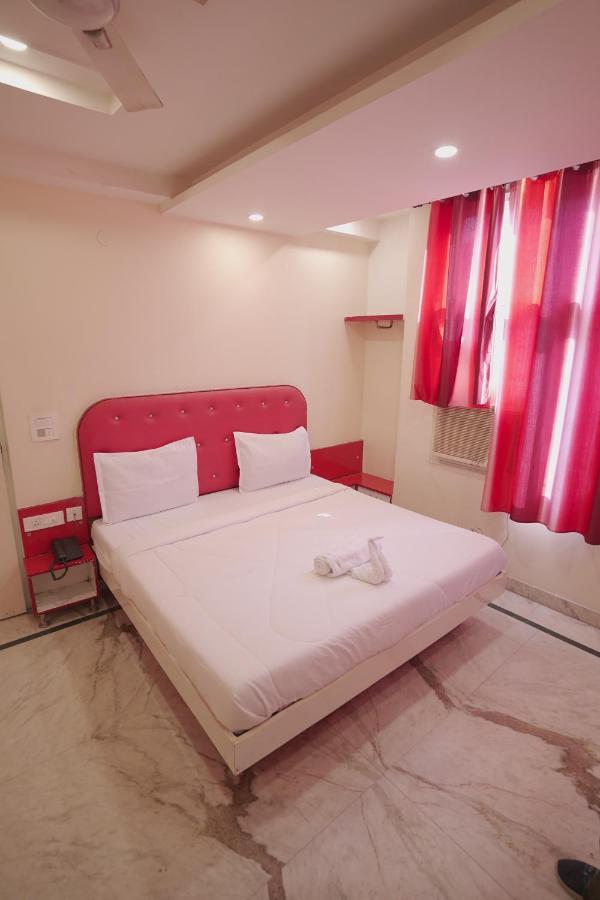 Hotel Leo Continental New Delhi Bagian luar foto