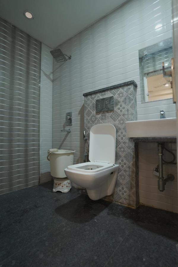 Hotel Leo Continental New Delhi Bagian luar foto