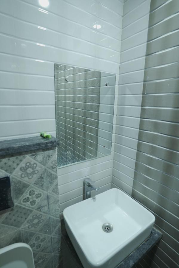 Hotel Leo Continental New Delhi Bagian luar foto