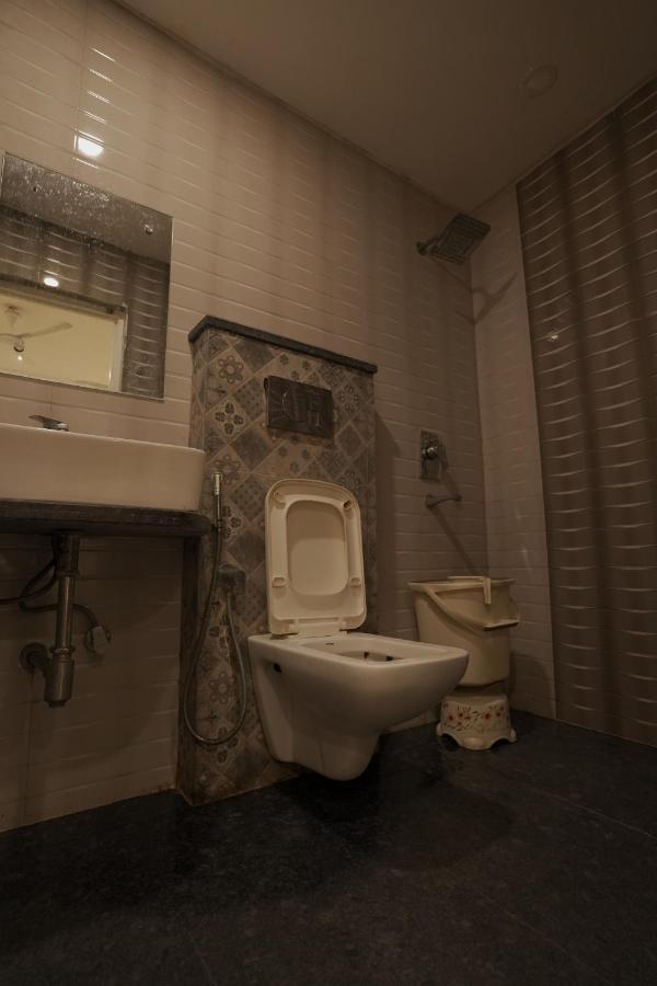 Hotel Leo Continental New Delhi Bagian luar foto