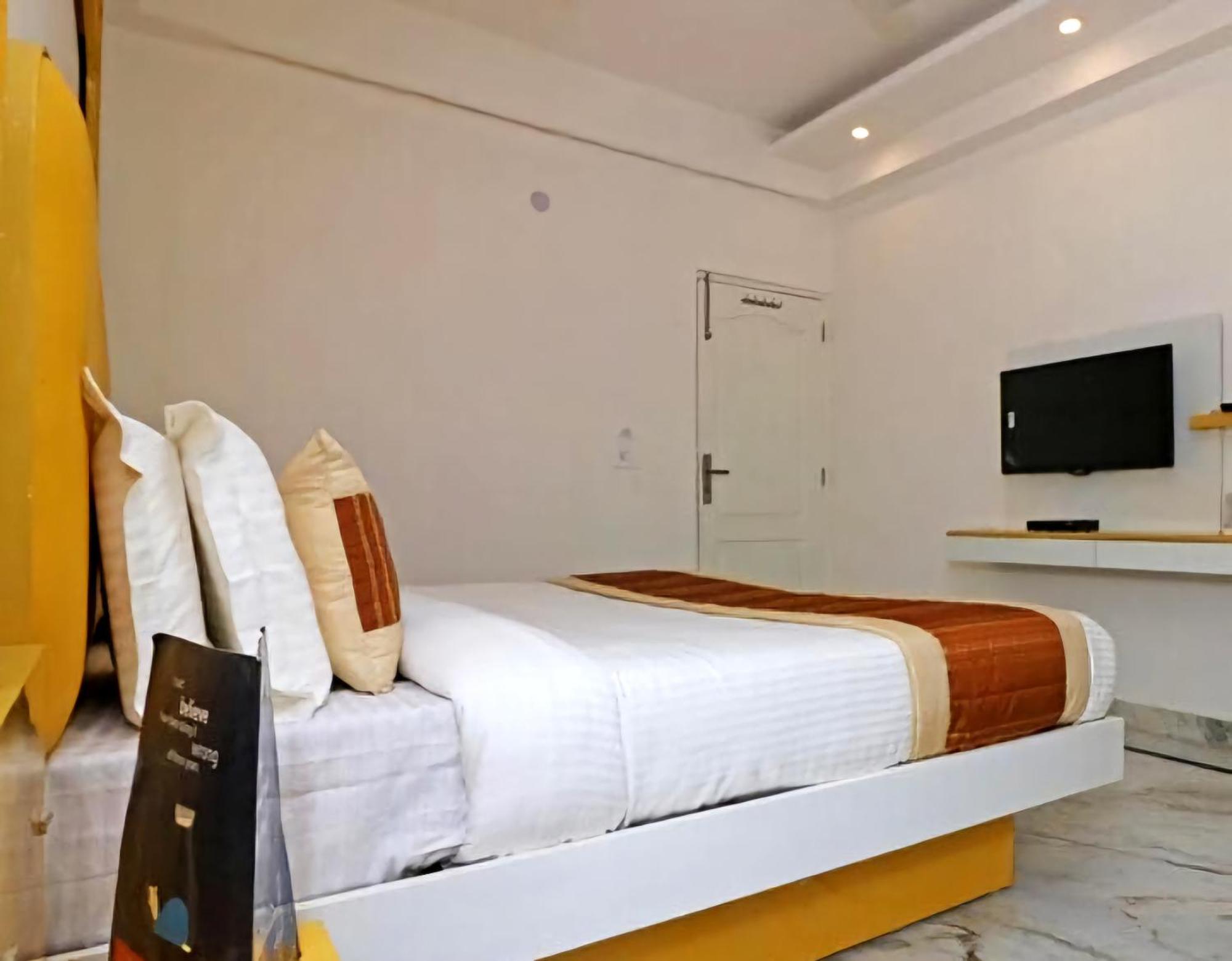 Hotel Leo Continental New Delhi Bagian luar foto