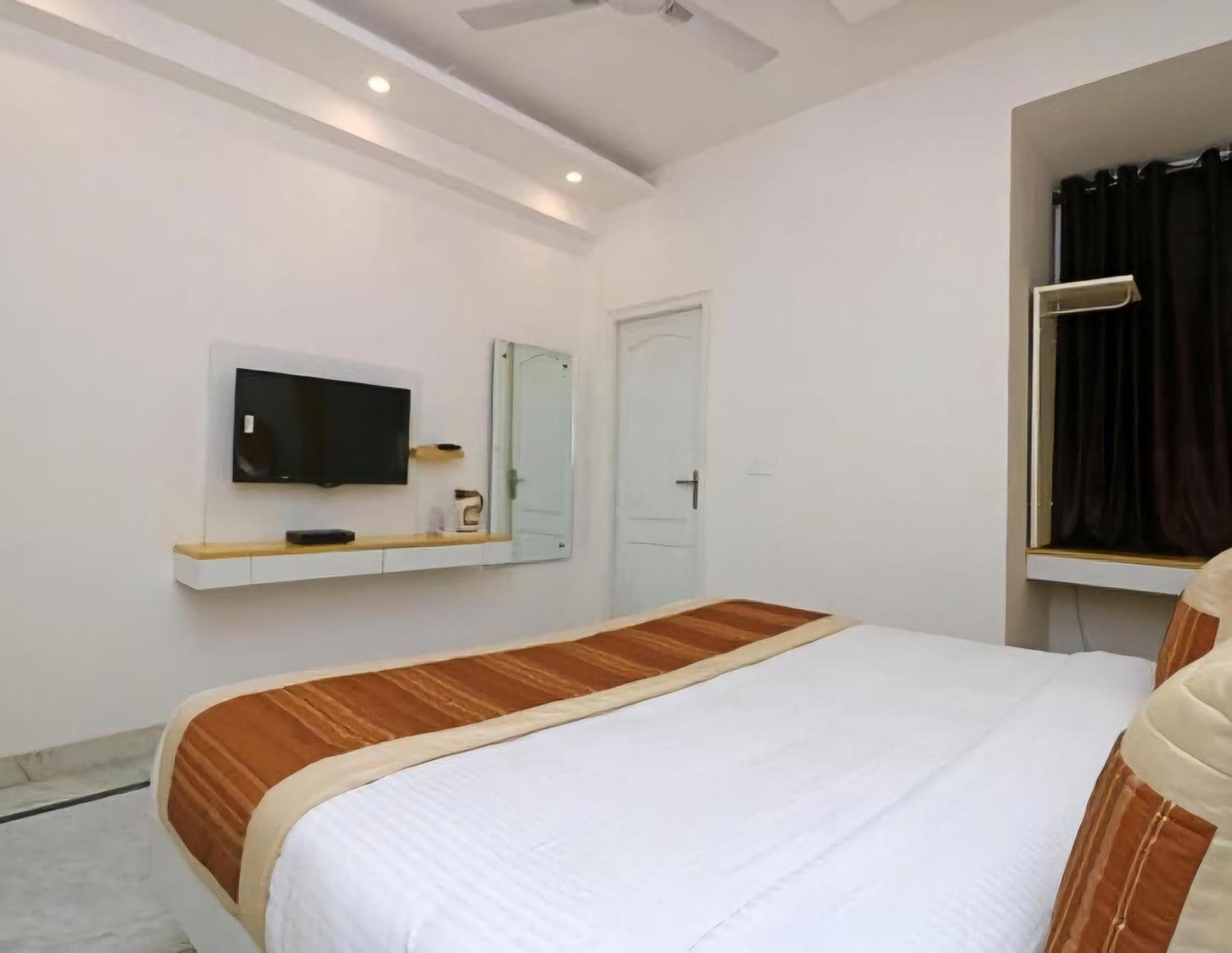 Hotel Leo Continental New Delhi Bagian luar foto