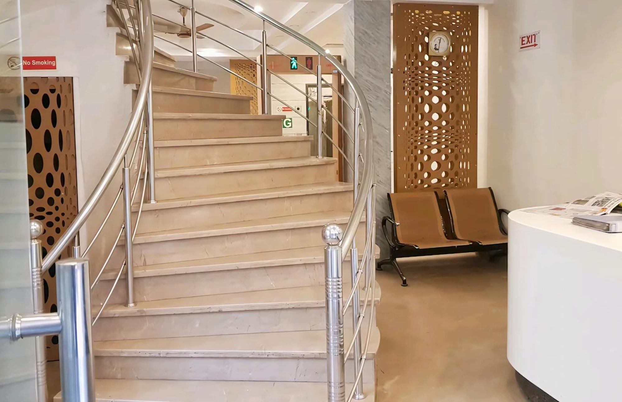 Hotel Leo Continental New Delhi Bagian luar foto