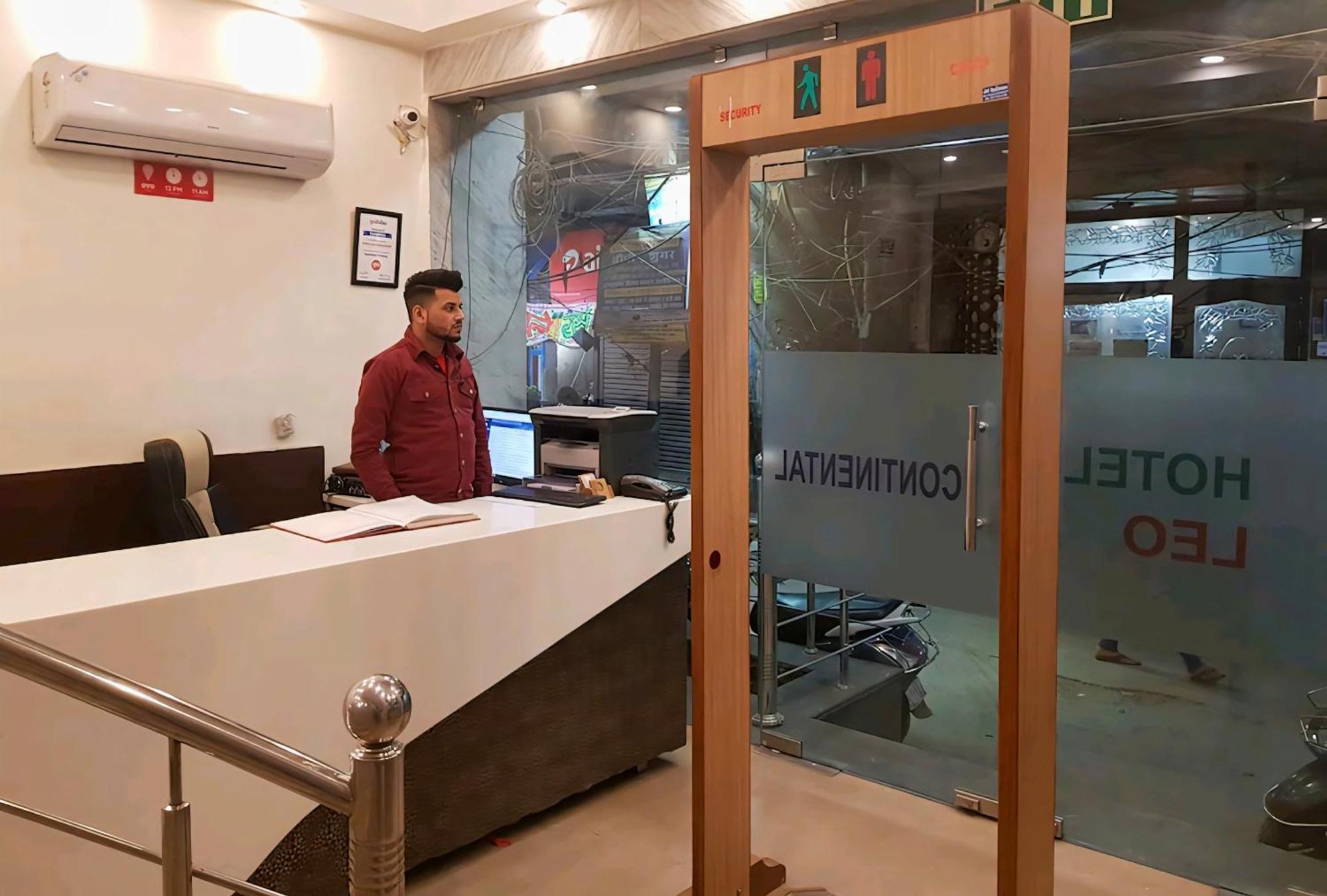 Hotel Leo Continental New Delhi Bagian luar foto