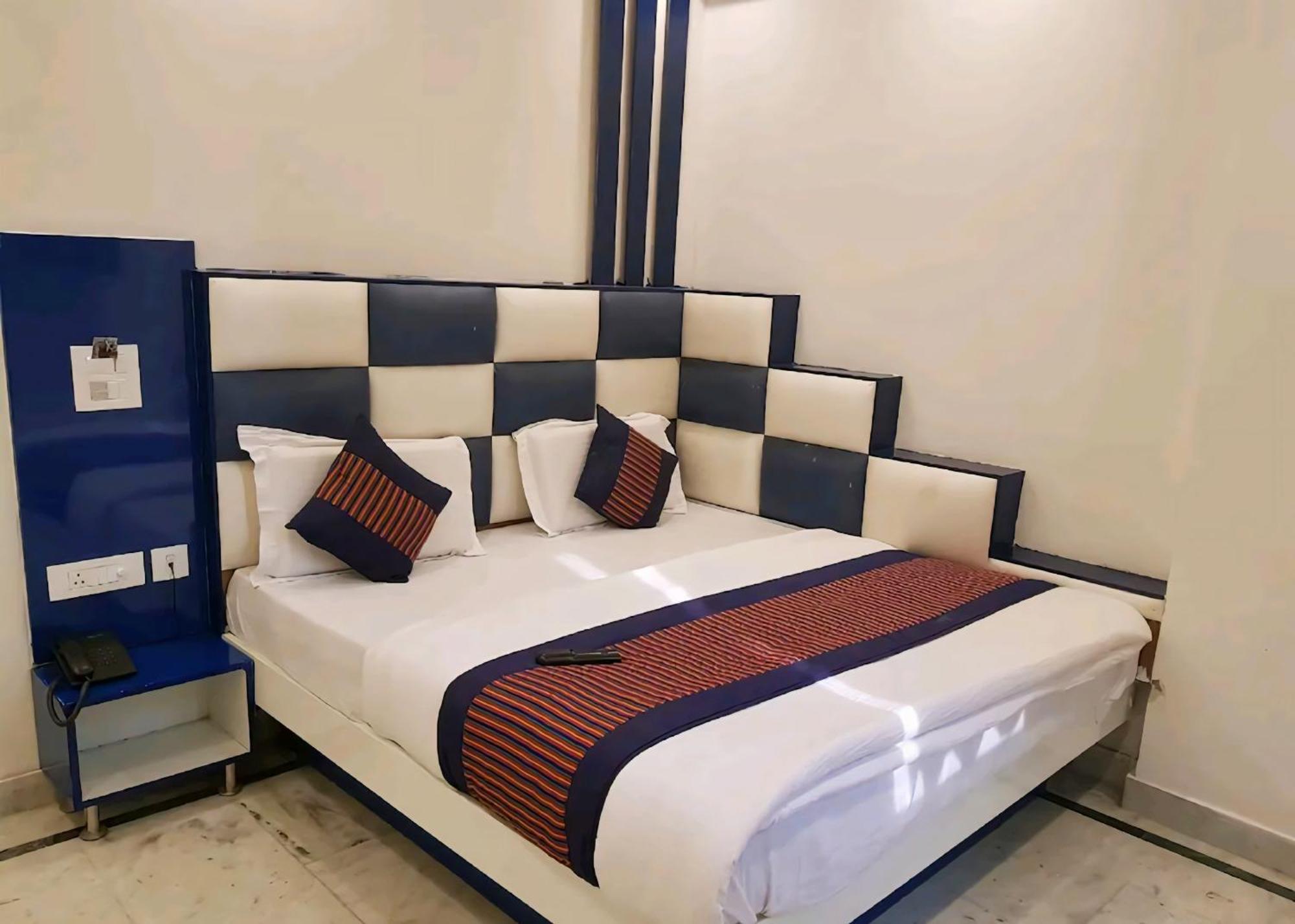 Hotel Leo Continental New Delhi Bagian luar foto